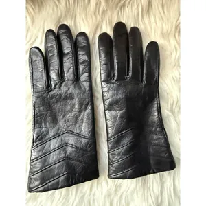 Ladie’s Classic Black Leather Gloves Size Medium thumbnail 3