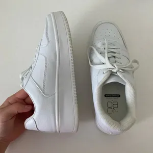 No Boundaries‎ women’s white fashion sneakers — size 6.5 thumbnail 4