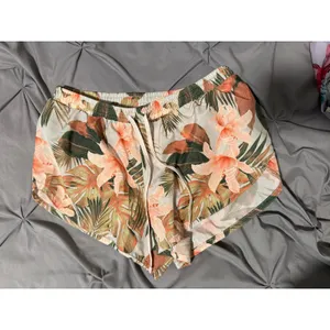 2 old navy shorts-S thumbnail 2