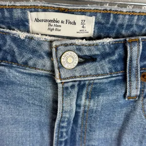 Abercrombie & Fitch • The Mom High‎ Rise Jeans Size 4 Short thumbnail 3