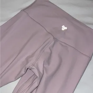 Aritzia golden BUTTER Cheeky Hi-Rise 26" Legging size 10 in dusty pink thumbnail 3