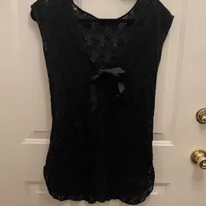 Black Floral Lace Sleeveless V-Neck Bow Top Sheer Stretch Scalloped Hem Blouse thumbnail 2