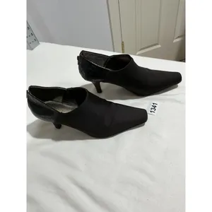 Woman’s Liz Claiborne Lawrence 8.5 Brown Zip Back Heel Ankle Bootie thumbnail 2