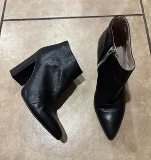 Zara Pointed Toe Black Leather Heeled Booties thumbnail 1