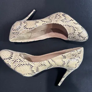 Comfort Est. 1946 Faux Snakeskin Print Pumps Heels Size 10W thumbnail 2
