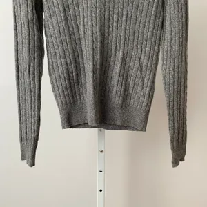 United Colors of Benetton M‎ Gray Cashmere V-Neck Cable Knit Sweater Pullover thumbnail 3