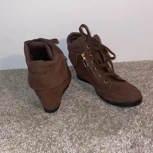 Forever 21 wedge bootie in chocolate brown with gold trim size 7.5 thumbnail 6