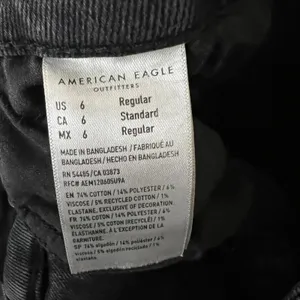 American Eagle Curvy Mom Jeans Womens 6 Black Stretch High Rise Tapered Grunge thumbnail 5
