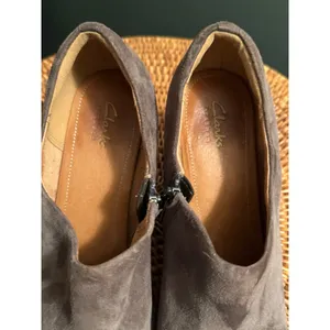 Clarks Artisan Suede Wedge Booties Taupe Brown Snake Embossed Heel Side Zip 9.5M thumbnail 9