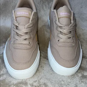 Reebok Tan‎ Suede Sneakers Modern Minimalist Design thumbnail 3