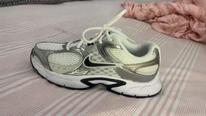 Nike shoes  thumbnail 2
