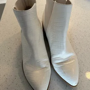 Chinese Laundry Ivory Croc-Patterned Ankle Booties thumbnail 9