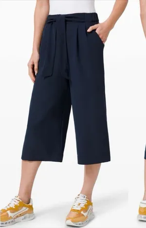 LULULEMON Noir Crop Pants in True Navy size‎ 6 thumbnail 1