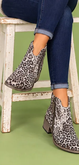 Very G Divine Leopard Print Ankle Booties Off-White/Black Women’s Size 9.5 NIB thumbnail 1