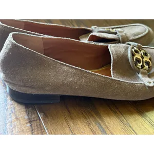 Tory Burch Suede Loafers Taupe Gold Logo Driving Moc Flats Size 8 thumbnail 9