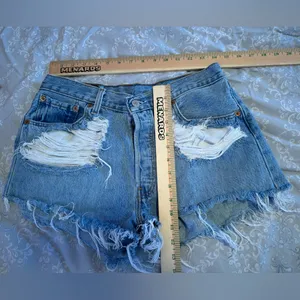 Women’s size 28 distressed ripped‎ denim Levi’s 501 Jean Shorts thumbnail 7