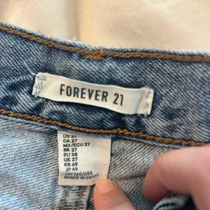 Lightwash distressed jeans thumbnail 11