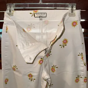 $149 Bagatelle Collection High-Rise Sunflower-Print Cropped Wide-Leg Pants 4 thumbnail 4