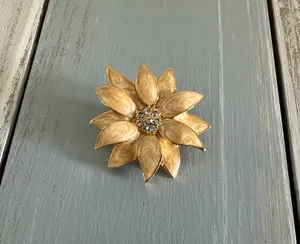 Flower Power Vintage Brooch Gold Tone W Beige Enamels Sparkly Rhinestones thumbnail 4