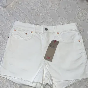 NWT Levi’s white high rise slim through hip shorts thumbnail 3