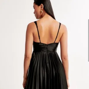 Abercrombie Black Pleated Plunge Mini Dress thumbnail 3