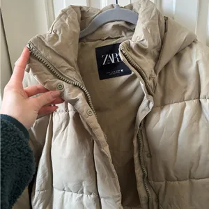 Zara Women's Beige Hooded Puffer Jacket thumbnail 1