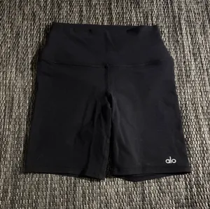 Alo Yoga High Waist Airbrush Biker Shorts 7” Compression thumbnail 1