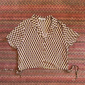 Sweet Rain Young Contemporary Retro Brown Print Button Up Crop Side Tie Polo thumbnail 2