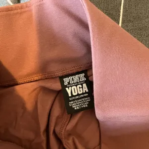 SALE💐PINK VICTORIA’S SECRET yoga leggings thumbnail 6
