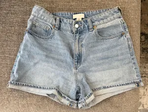 H&M High-Waisted Shorts Denim thumbnail 1
