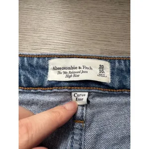 Abercrombie & Fitch Curve Love The 90s Relaxed Jean High Rise Blue Size 30 10S thumbnail 2