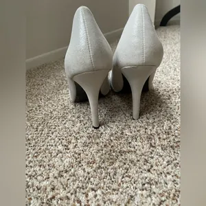 Aldo Silver Shimmer Crystal Cut Studded Formal Heels Size 7.5 Pointed Toe Classy thumbnail 4
