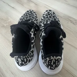 adidas Women's Black and White Patterned Sneakers thumbnail 4