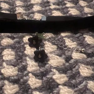 Black velvet choker with silver chain and dark purple flower charms #goth #alternative Never used and new! Bought from Hot Topic thumbnail 2