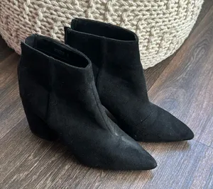 Pretty little thing pointed Boots thumbnail 1