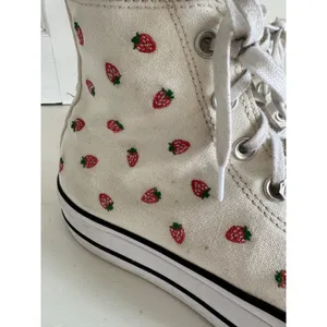 Chuck Taylor Converse‎ Strawberry print sneakers size US8 thumbnail 3