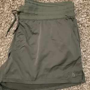 The North Face Aphrodite 2.0 plus size woman shorts size XXL taupe green thumbnail 2