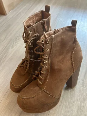 Bold and Beautiful: Platform Heeled Boots for Women thumbnail 3