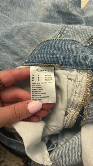 American Eagle Jeans Mom Ripped thumbnail 2