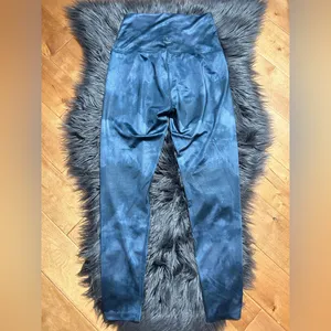 Beyond Yoga Lux High Waisted Midi Leggings Blue Tie-Dye Leggings Size Medium thumbnail 4