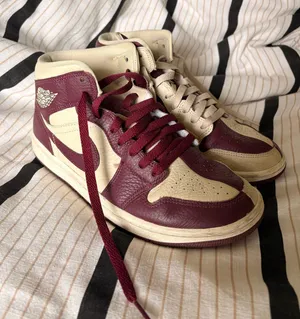 Air Jordan Maroon and Crème Nike 1 thumbnail 1