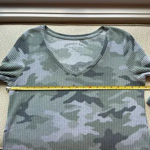 AERO Seriously Soft Perfect V Long Sleeve Green Camo Waffle Top size L thumbnail 7