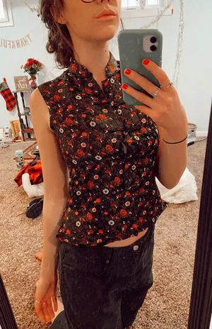 Black and red floral patterned Asian tank vest Size L thumbnail 1