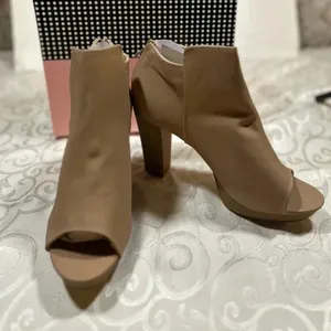 NIB! Stephen Ella back zipper, peekaboo toe, heeled booties size 9 thumbnail 2