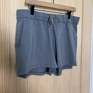 LULULEMON- On The Fly Short 2.5" Heathered Slate Size 12 thumbnail 3