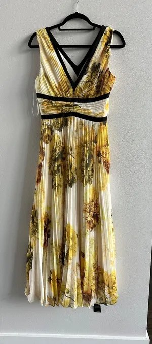 Karen Millen Pleated Floral Bodice Detail Woven Maxi Dress thumbnail 1