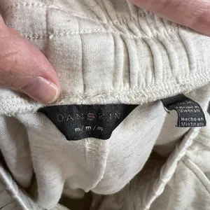 Danskin Womens Joggers Cream‎ Oatmeal Pintuck Tulip Hem Lounge Pants Size Medium thumbnail 3