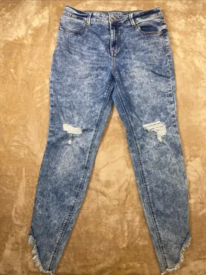 Maurices Light Blue Acid Wash Cropped Skinny Jeans with Frayed Hem size large thumbnail 3