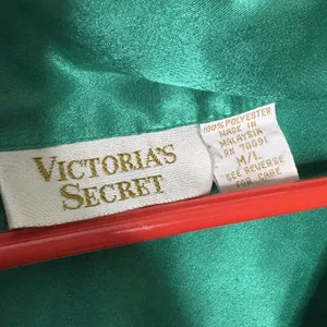 Vtg Victoria’s Secret Gold Label Satin Pajama Top Emerald Green Long Sleeves M/L thumbnail 3