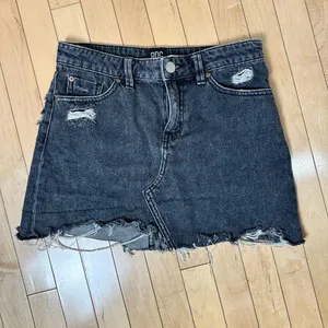 URBAN OUTFITTERS BDG Grey Black Denim Distressed Jean Mini Skirt Size small thumbnail 2